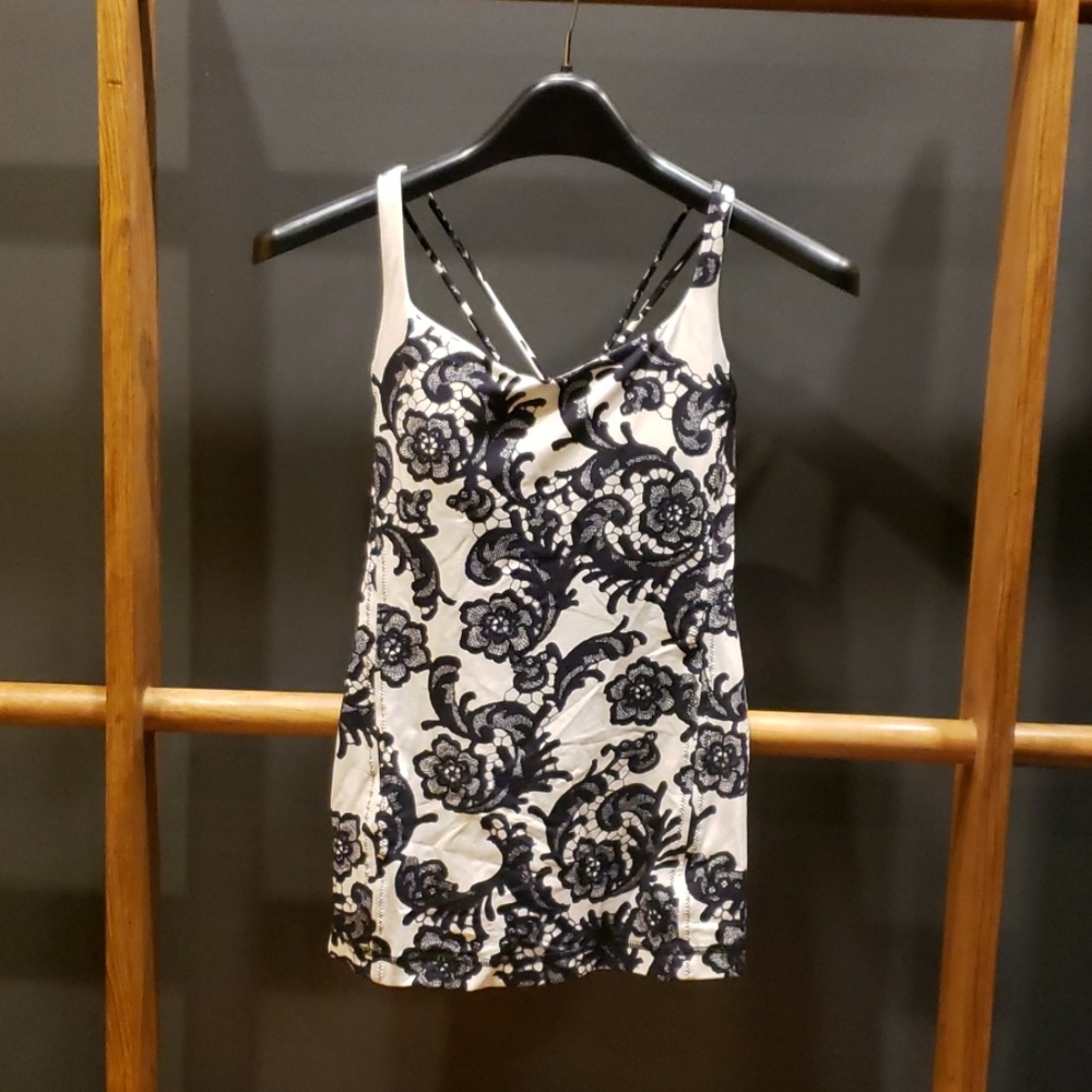 LULULEMON TOP SIZE 6